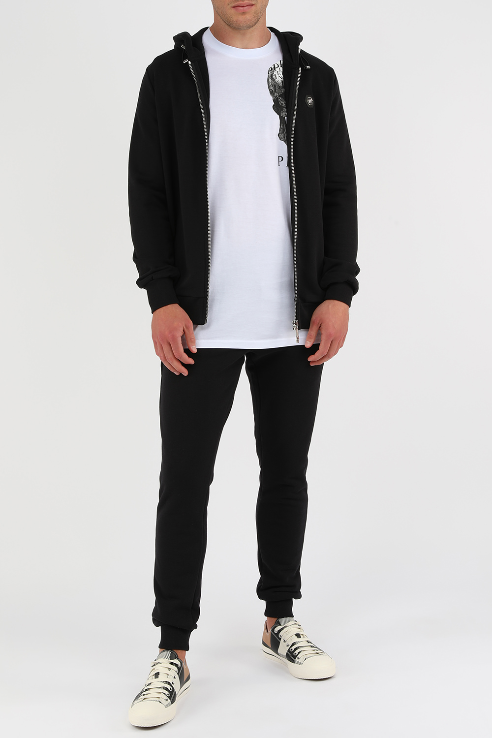 סווטשירט שחור עם לוגו מטאלי